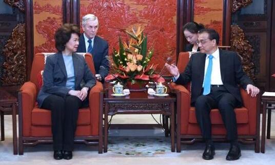 李克强会见美国运输部长赵小兰