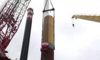 振华重工自主研发的二代抱桩机完成效用试验