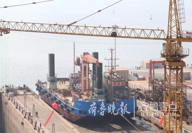 国内最大反铲挖泥船顺利下水，由日照港达船厂研制