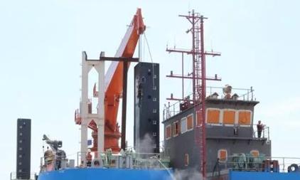 国内最大反铲挖泥船顺利下水，由日照港达船厂研制