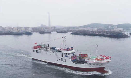 我国自主建造的首批大洋性玻璃钢超低温金枪鱼延绳钓船启航
