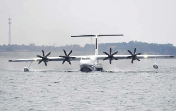 国产大型水陆两栖飞机“鲲龙”AG600成功水上首飞