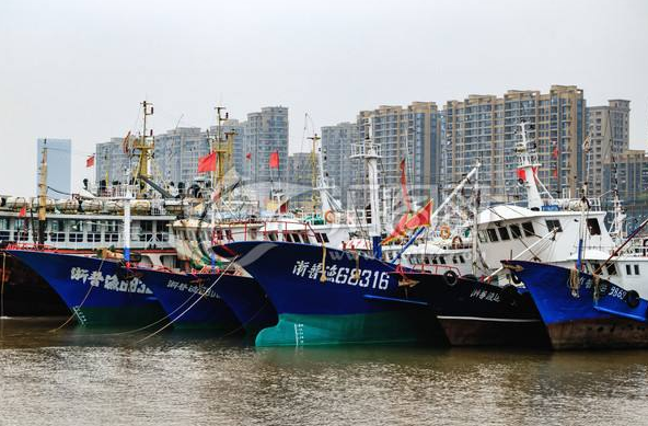 　2月11日正月初七，随着春节假期的结束，浙海宁货01777缓缓驶入锚泊区进行靠泊，这标志着海宁美丽经济交通走廊——长山河临时锚泊区工程正式投入使用。 　　长山河锚泊区自2018年10月18日正式开工以来，经过两个多月紧锣密鼓的建设，顺利建成系缆桩20个，疏浚水下土方30816.48立方米，新建标志标牌5块。工程按计划于2018年12月25日完工并于2019年1月完成工程质量评定。 　　该锚泊区位于长山河与杭平申线交叉口的宽阔水域。长山河、杭平申线是海宁辖区的主干航道，航道两岸码头密布，往来船舶络绎不绝。长山河上现有码头9个，300吨级泊位26个，船舶靠泊难问题日渐显现；而杭平申线作为海宁在建的最高等级的航道——三级航道，通航之后将会带来迅速增加船舶流量。此时建成临时锚泊区显得十分必要和及时。 　　美丽经济交通走廊——长山河临时锚泊区的建设，将有效缓解长山河与杭平申线日益增长运输船舶的待泊需求，谱写海宁水运基础设施建设新篇章。