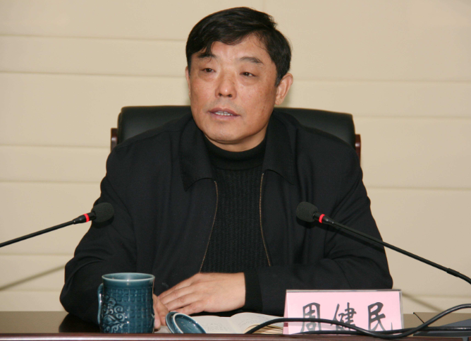 长江是世界上最大的水运通道，但由于长期的过度开发和已经形成的岸线利用格局，其治理和保护难度很大。对此，全国政协常委、中科院南京土壤研究所研究员周健民提议，要加强长江经济带发展领导小组对岸线保护和开发利用工作的领导，严格执法监督、依法建立长江岸线负面清单管理制度。 　　周健民提出，应突出总体规划在长江岸线一体化中的作用，高起点编制《长江港口总体规划》，重点明确生产岸线、生活岸线、生态岸线比例并加以协调，并统筹规划共用码头、贸易、物流、产业和集疏运体系等一体化建设布局。 　　此外，他认为应该把绿色发展和生态保护放在首位，有序清退和关闭长江主航道岸线上的矿石、危化品、煤炭、矿建材码头，关闭设在取水口和风景区附近上游5公里、下游2公里的码头。同时，要通过对两年未投入使用的闲置岸线资源采取行政强制收回、行政性收费等手段提升码头使用效率，有效整合现有长江码头岸线资源。