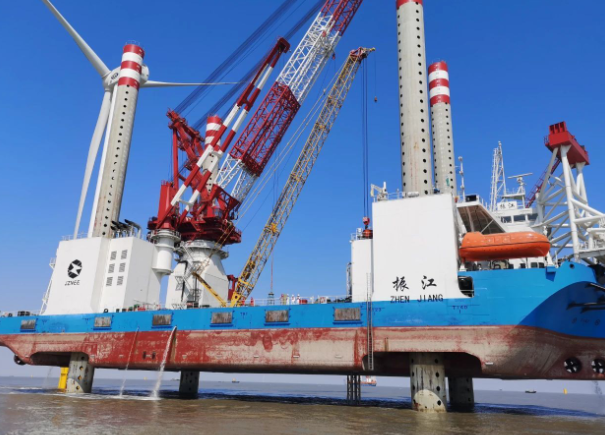 中国船舶七〇八所设计的国内首座1200吨自航自升式风电安装平台首吊成功