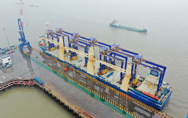 中远海运特运重吊船刷新世界纪录