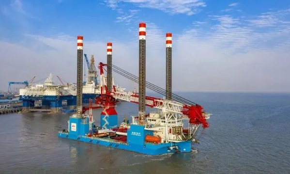 启东中远海运海工1300吨自升自航式风电安装船试航完成