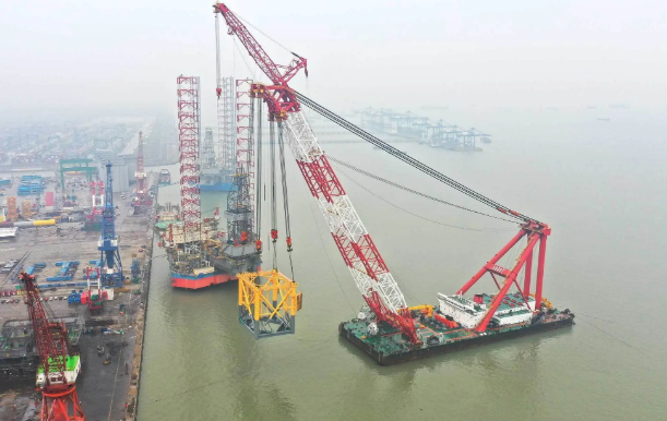 振华重工珠海金湾海上风电场项目基础桩及导管架发运