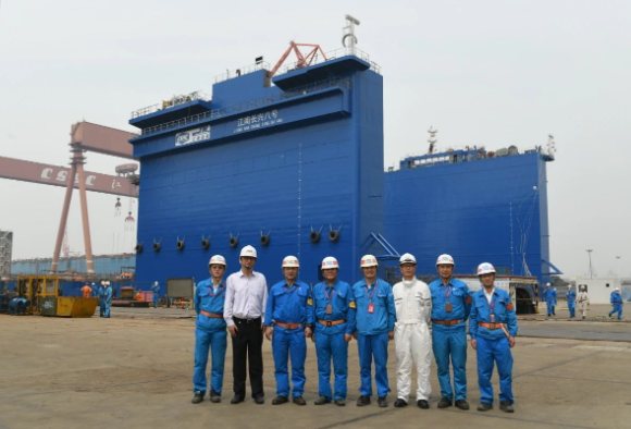 江南造船首座自制大型浮式作业装置顺利出坞